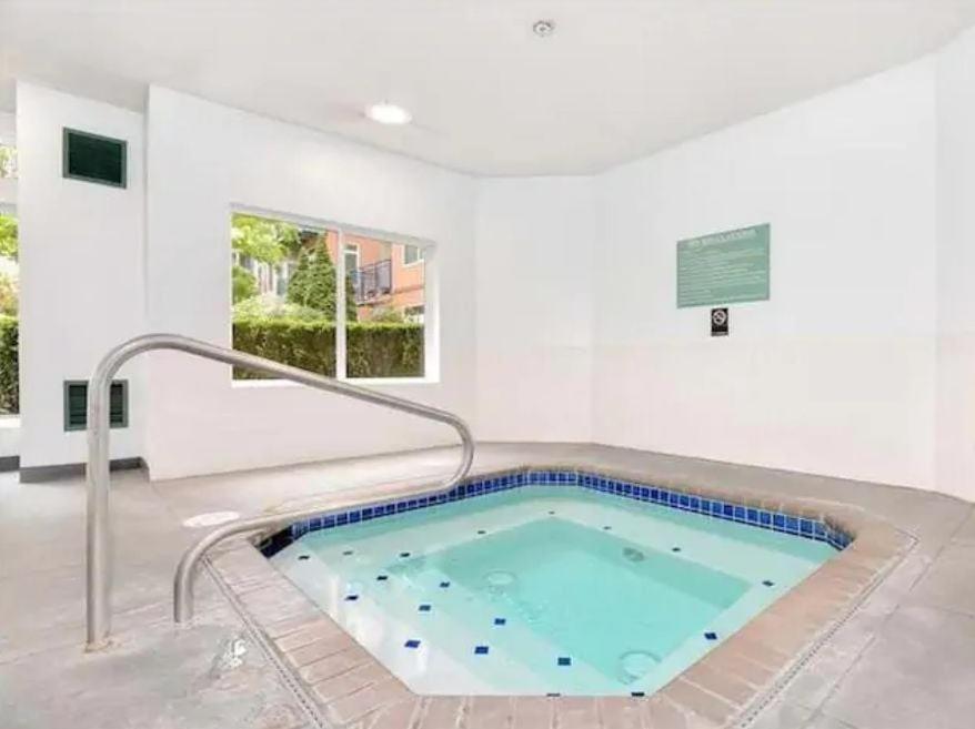 Modern Downtown Top Floor Penthouse With Bay Views シアトル エクステリア 写真